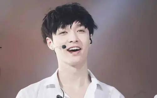 张艺兴爆料扒爷视频,一场娱乐圈的揭秘大戏 第1张 张艺兴爆料扒爷视频,一场娱乐圈的揭秘大戏 第1张